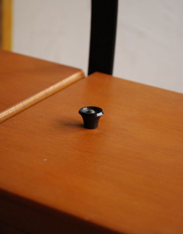 アンティーク家具 どこでも飾りながら使える収納家具、アンティークのソーイングボックス 。つまみやすい取っ手がちょこんと付いています。(k-1141-f)
