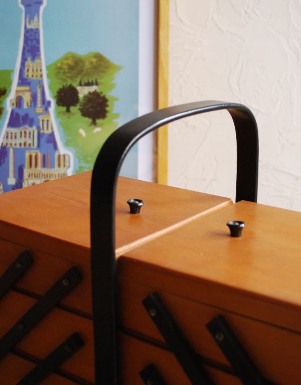 アンティーク家具 どこでも飾りながら使える収納家具、アンティークのソーイングボックス 。しっかりした持ち手で持ち運びも安心です。(k-1141-f)