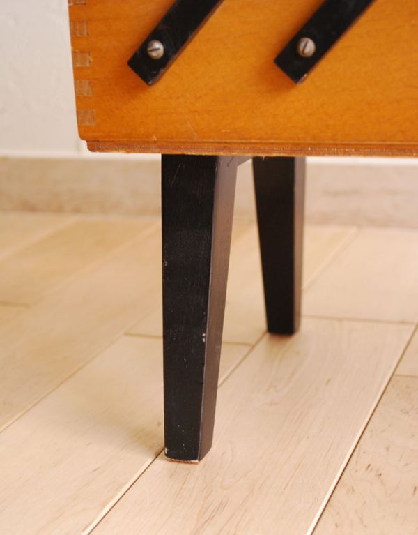 アンティーク家具 どこでも飾りながら使える収納家具、アンティークのソーイングボックス 。ハの字に開いた脚です。(k-1141-f)