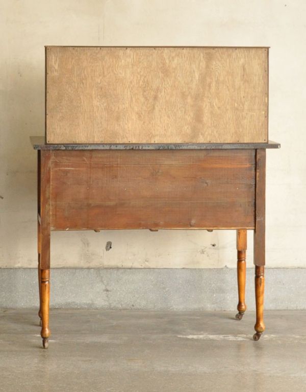 アンティークのキャビネット　アンティーク家具　英国らしいアンティークの家具、美しいウォッシュスタンド。きちんとメンテナンスしてあるので、裏側もキレイです。(k-1142k-f)