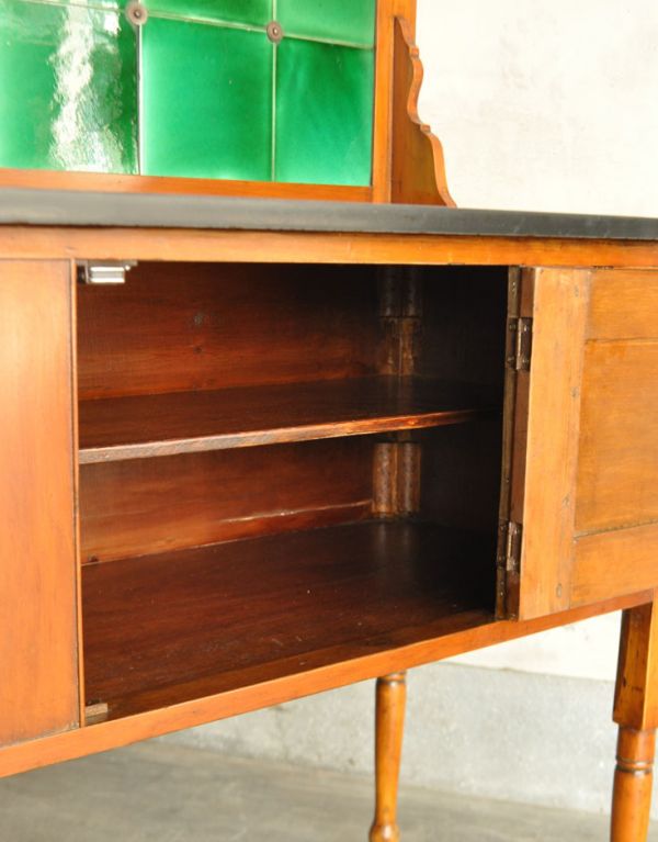 アンティークのキャビネット　アンティーク家具　英国らしいアンティークの家具、美しいウォッシュスタンド。扉の中は広い収納になっています。(k-1142k-f)