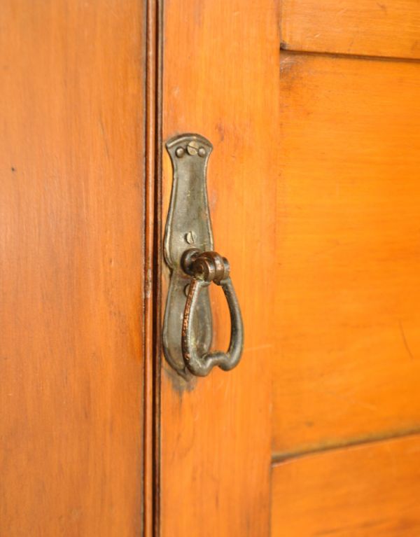 アンティークのキャビネット　アンティーク家具　英国らしいアンティークの家具、美しいウォッシュスタンド。扉の取っ手はリングタイプ。(k-1142k-f)