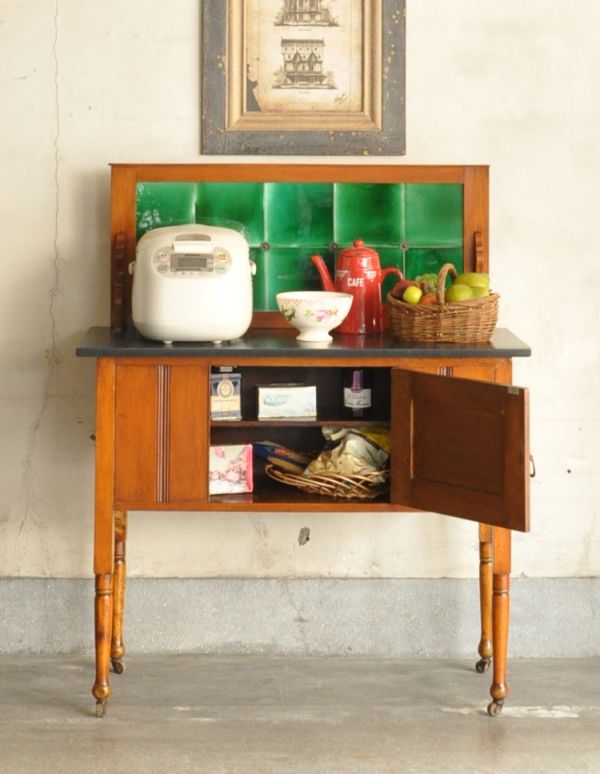 アンティークのキャビネット　アンティーク家具　英国らしいアンティークの家具、美しいウォッシュスタンド。扉の中は、２段に分けて整理できます。(k-1142k-f)