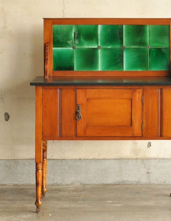 アンティークのキャビネット　アンティーク家具　英国らしいアンティークの家具、美しいウォッシュスタンド。正面にもアンティークのタイルが貼ってあります。(k-1142k-f)