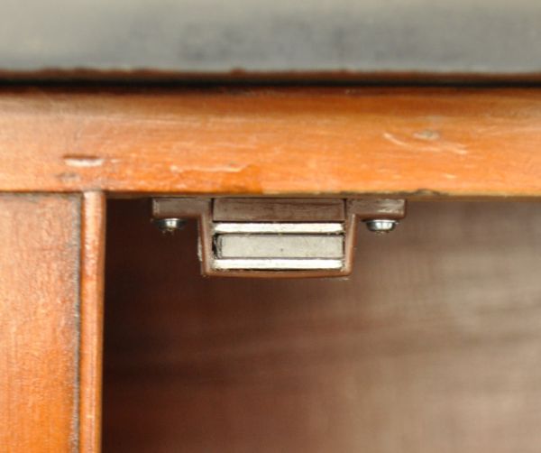 アンティークのキャビネット　アンティーク家具　英国らしいアンティークの家具、美しいウォッシュスタンド。扉にはマグネットがありますので、開閉がスムーズです。(k-1142k-f)