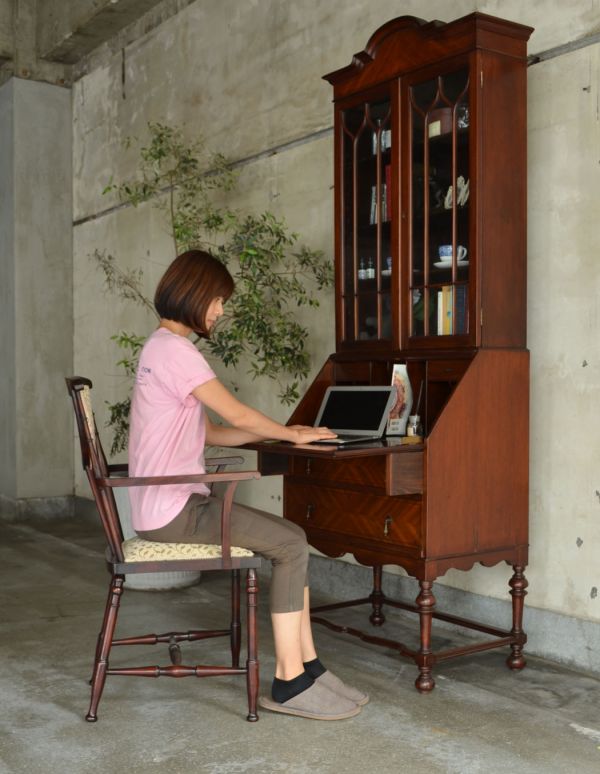 サイドバイサイド　アンティーク家具　木目の模様がキレイなアンティーク家具、英国のビューローブックケース。飾り棚とパソコンスペース、両方欲しい方にオススメなのが、このブックケースビューロー！（モデルの身長は160cmです）  【 全体 】幅79×奥行48×高さ216cm。(k-1143k-f)