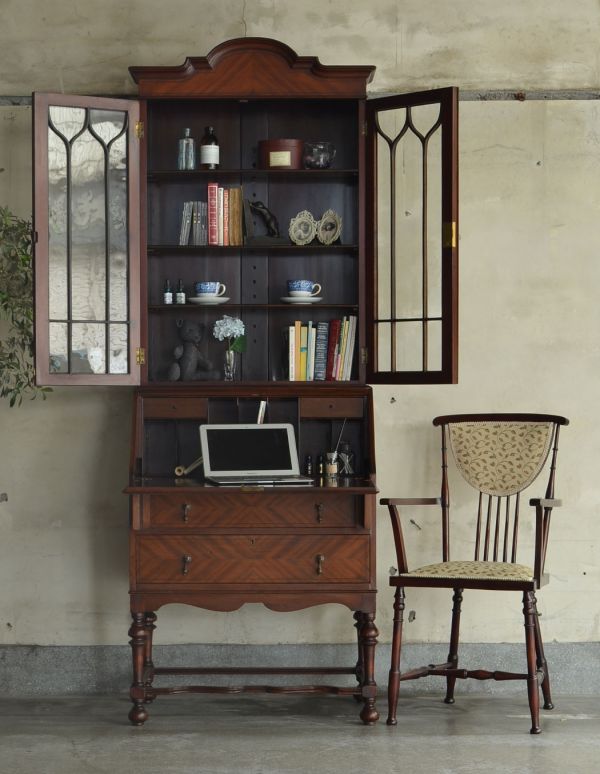 サイドバイサイド　アンティーク家具　木目の模様がキレイなアンティーク家具、英国のビューローブックケース。見せたい雑貨や食器をガラス棚に飾って、見せたくないものは下の引き出しに収納。(k-1143k-f)