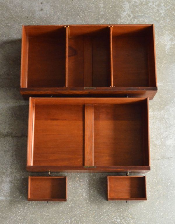 サイドバイサイド　アンティーク家具　木目の模様がキレイなアンティーク家具、英国のビューローブックケース。引き出しは２杯付いています。(k-1143k-f)