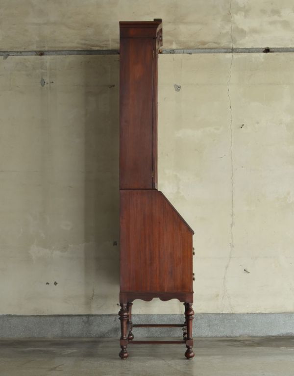 サイドバイサイド　アンティーク家具　木目の模様がキレイなアンティーク家具、英国のビューローブックケース。ビューロー部分を閉じると、すっきりしたキャビネットになります。(k-1143k-f)