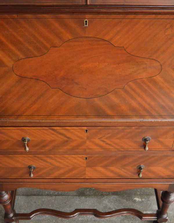 サイドバイサイド　アンティーク家具　木目の模様がキレイなアンティーク家具、英国のビューローブックケース。ビューローには美しい模様と繊細な象嵌が入っています。(k-1143k-f)