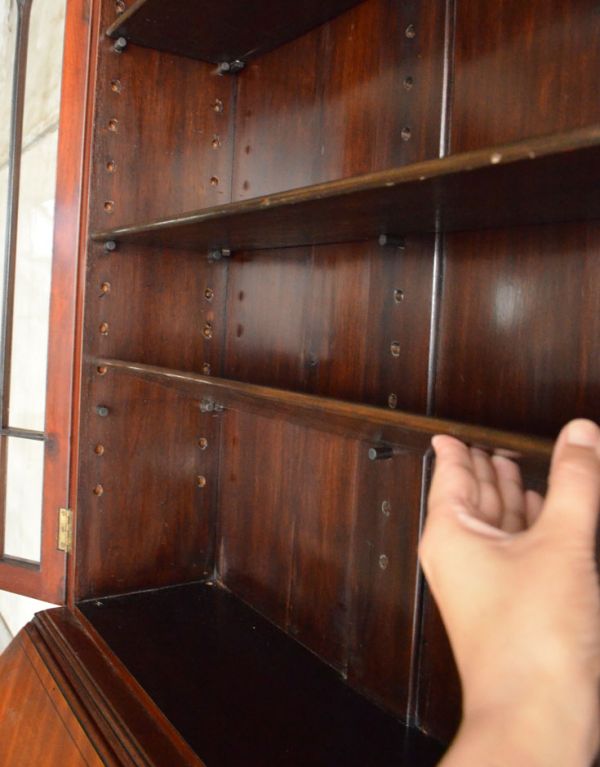 サイドバイサイド　アンティーク家具　木目の模様がキレイなアンティーク家具、英国のビューローブックケース。文庫本や漫画がスッキリ片付きます。(k-1143k-f)