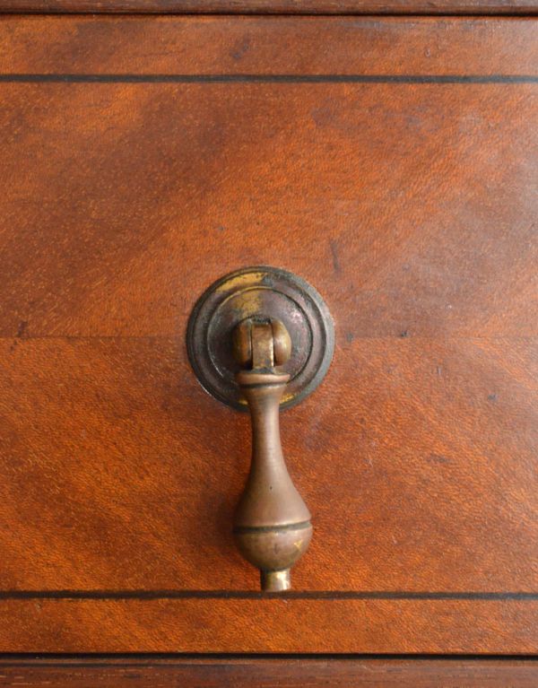 サイドバイサイド　アンティーク家具　木目の模様がキレイなアンティーク家具、英国のビューローブックケース。引き出しの取っ手は風合いのある取っ手です。(k-1143k-f)