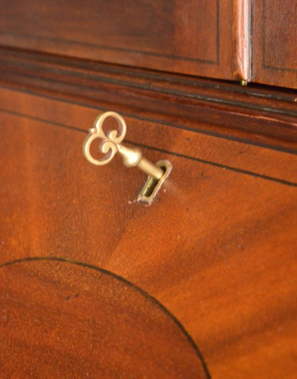 サイドバイサイド　アンティーク家具　木目の模様がキレイなアンティーク家具、英国のビューローブックケース。ビューローの取っ手は鍵です。(k-1143k-f)