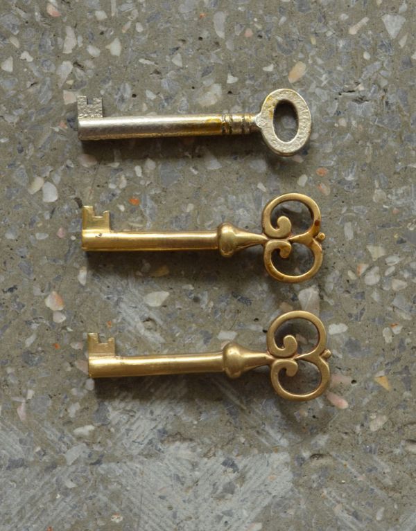 サイドバイサイド　アンティーク家具　木目の模様がキレイなアンティーク家具、英国のビューローブックケース。上から、扉、ビューロー、引き出し２杯用の鍵です。(k-1143k-f)