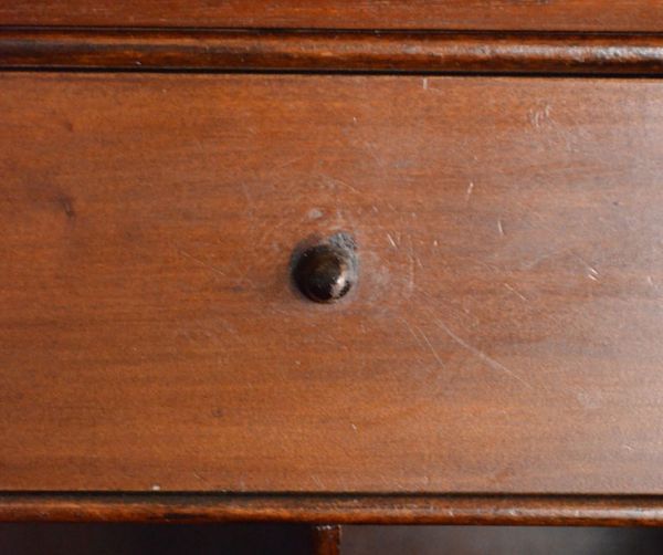 サイドバイサイド　アンティーク家具　木目の模様がキレイなアンティーク家具、英国のビューローブックケース。ビューロー内の引き出しの取っ手です。(k-1143k-f)