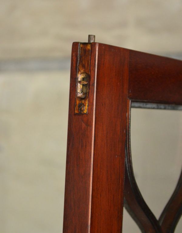 サイドバイサイド　アンティーク家具　木目の模様がキレイなアンティーク家具、英国のビューローブックケース。こちらは上のストッパーです。(k-1143k-f)