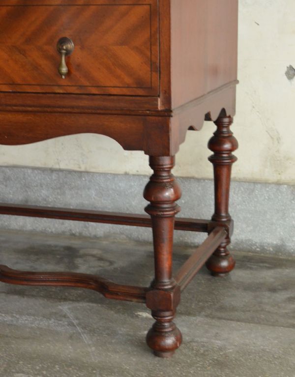 サイドバイサイド　アンティーク家具　木目の模様がキレイなアンティーク家具、英国のビューローブックケース。安定感のある脚がしっかり支えます。(k-1143k-f)