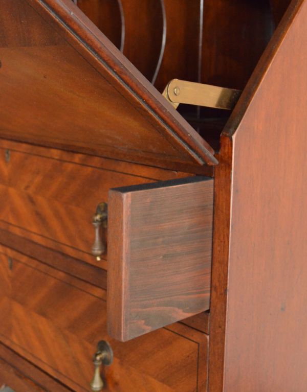 サイドバイサイド　アンティーク家具　木目の模様がキレイなアンティーク家具、英国のビューローブックケース。ビューローは支えでしっかり固定されるので、安心してお使いいただけます。(k-1143k-f)