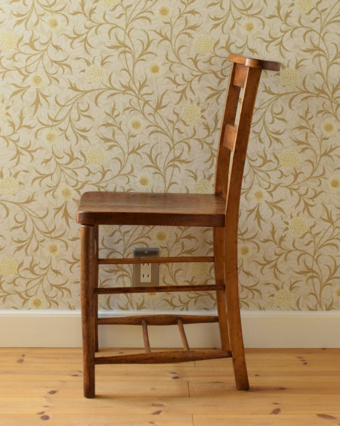 板座面 アンティーク チェア 味わい深いナチュラルなインテリア、シンプルなアンティークのイギリスチャーチチェア。背もたれがカーブしているので、ゆったりくつろげます。(k-1144-c)