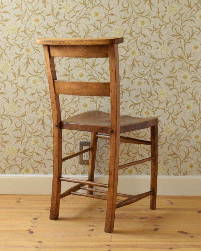 板座面 アンティーク チェア 味わい深いナチュラルなインテリア、シンプルなアンティークのイギリスチャーチチェア。後ろ姿も絵になるチャーチチェア。(k-1144-c)