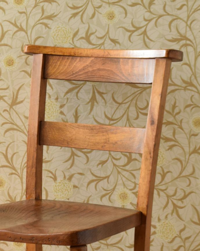 板座面 アンティーク チェア 味わい深いナチュラルなインテリア、シンプルなアンティークのイギリスチャーチチェア。アンティークなので、年月を経て、味わい深い色になっています。(k-1144-c)