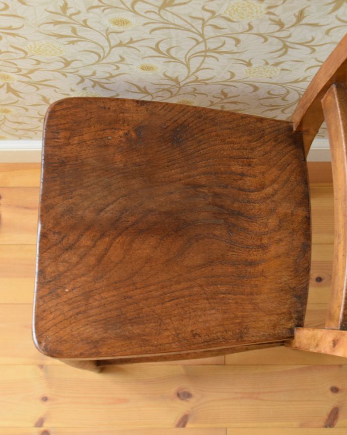 板座面 アンティーク チェア 味わい深いナチュラルなインテリア、シンプルなアンティークのイギリスチャーチチェア。座面には、座ぐりと言って、長時間座ってお話を聞いてもラクなようにお尻の形に彫が入っています。(k-1144-c)