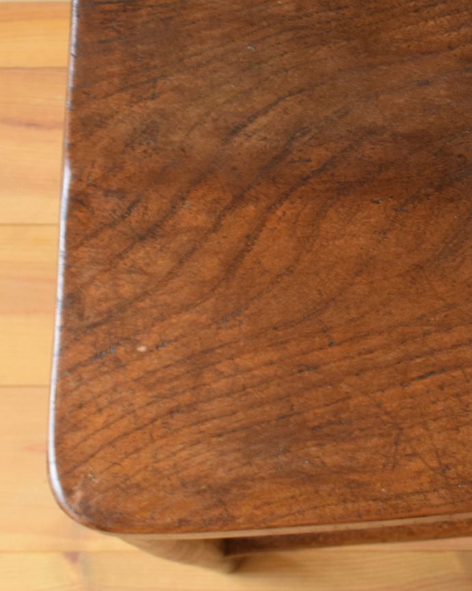 板座面 アンティーク チェア 味わい深いナチュラルなインテリア、シンプルなアンティークのイギリスチャーチチェア。キズや汚れ、木目や色は1脚1脚微妙に違いますが、どれもキレイに仕上げています。(k-1144-c)