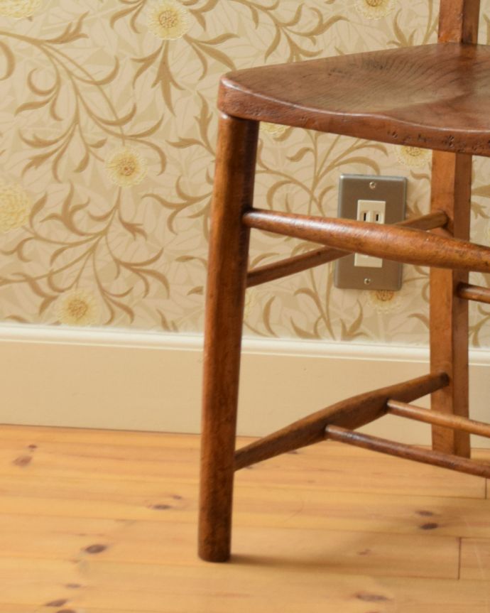 板座面 アンティーク チェア 味わい深いナチュラルなインテリア、シンプルなアンティークのイギリスチャーチチェア。足元の桟は昔、荷物置き場に使われていたもの。(k-1144-c)