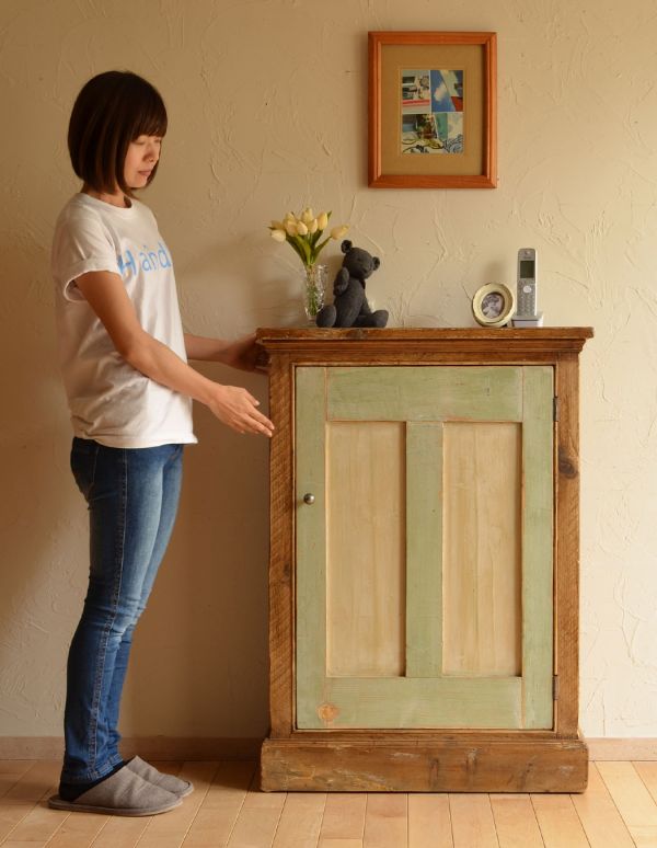 アンティークのキャビネット アンティーク家具 パイン材で造られたアンティーク家具、可愛らしいキャビネット。とっても可愛いキャビネット。(k-1145k-f)