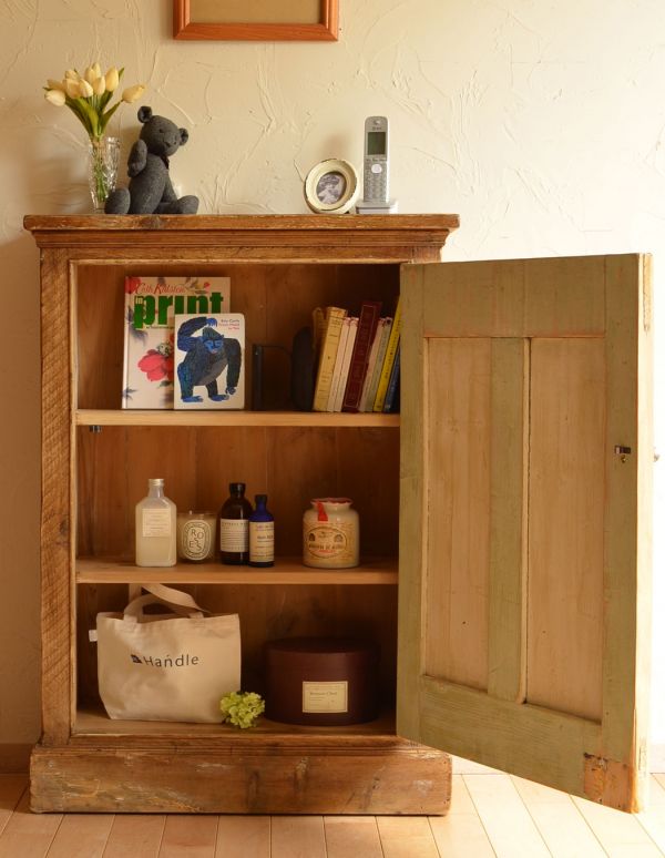 アンティークのキャビネット アンティーク家具 パイン材で造られたアンティーク家具、可愛らしいキャビネット。中もキレイに仕上げているので、安心して収納できます。(k-1145k-f)