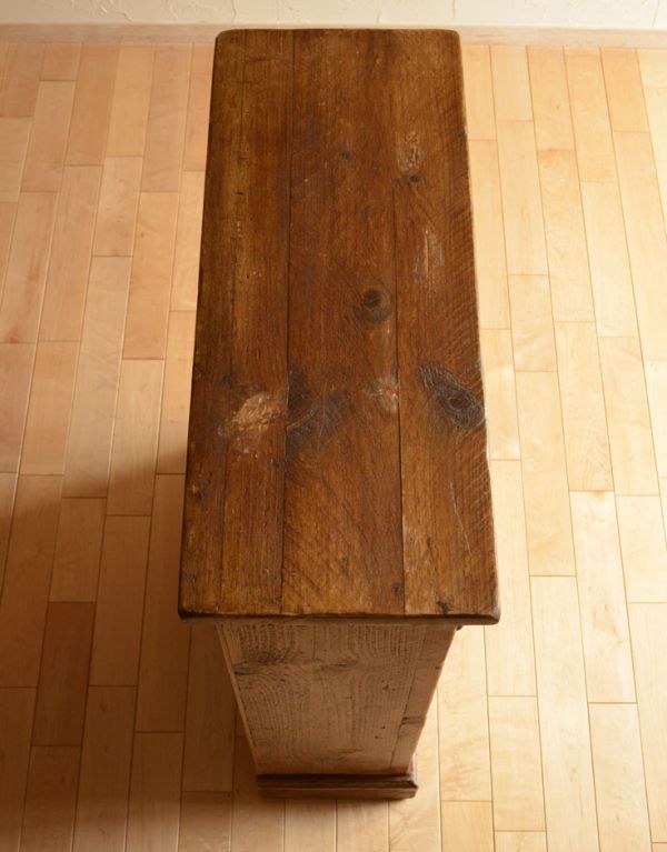 アンティークのキャビネット アンティーク家具 パイン材で造られたアンティーク家具、可愛らしいキャビネット。天板もキレイに仕上げました。(k-1145k-f)