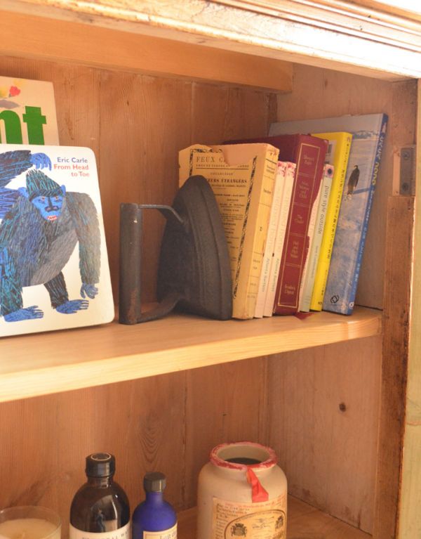 アンティークのキャビネット アンティーク家具 パイン材で造られたアンティーク家具、可愛らしいキャビネット。漫画や文庫本がちょうど良く入ります。(k-1145k-f)