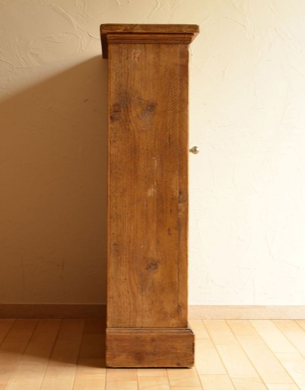 アンティークのキャビネット アンティーク家具 パイン材で造られたアンティーク家具、可愛らしいキャビネット。サイドもきれいです。(k-1145k-f)