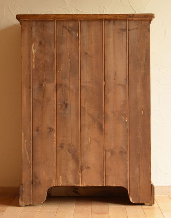 アンティークのキャビネット アンティーク家具 パイン材で造られたアンティーク家具、可愛らしいキャビネット。キチンとメンテナンスをしているので、裏もキレイな状態です。(k-1145k-f)