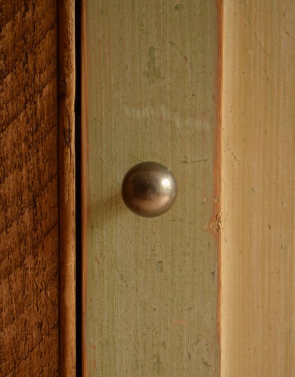 アンティークのキャビネット アンティーク家具 パイン材で造られたアンティーク家具、可愛らしいキャビネット。アンティークならではの可愛い取っ手が付いています。(k-1145k-f)