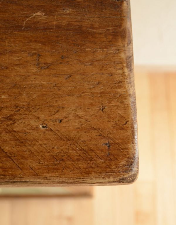 アンティークのキャビネット アンティーク家具 パイン材で造られたアンティーク家具、可愛らしいキャビネット。角が丸いので小さなお子様にも安心です。(k-1145k-f)