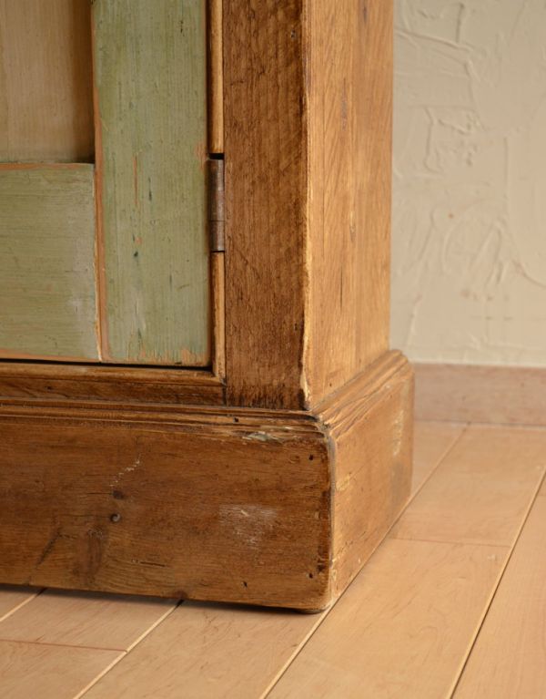 アンティークのキャビネット アンティーク家具 パイン材で造られたアンティーク家具、可愛らしいキャビネット。きちんと支えます。(k-1145k-f)