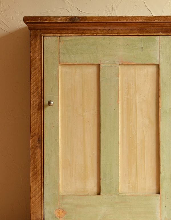 アンティークのキャビネット アンティーク家具 パイン材で造られたアンティーク家具、可愛らしいキャビネット。扉にデザインが施されています。(k-1145k-f)