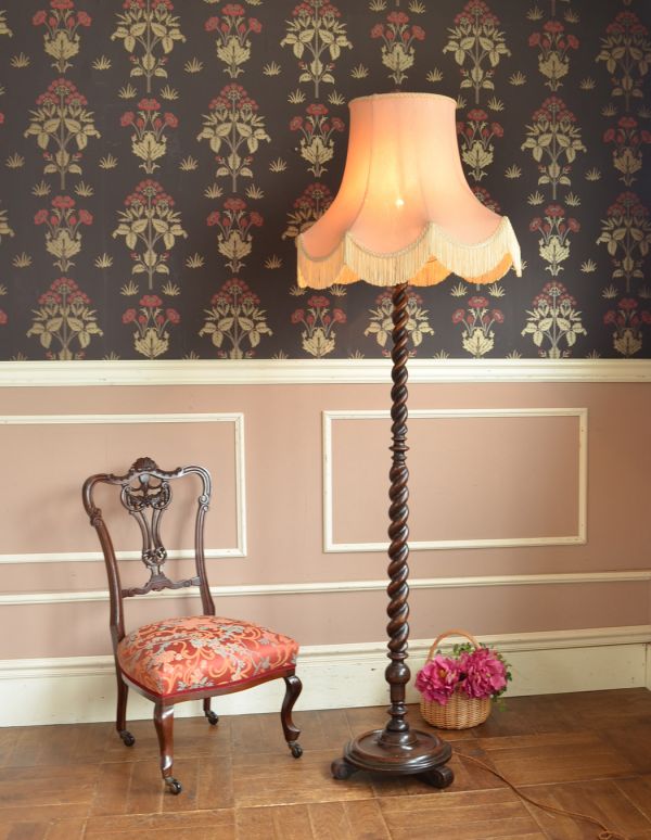スタンドライト 照明・ライティング フリンジ付ピンク色の布シェードの照明、イギリスのアンティークフロアランプ。背の高いフロアランプ。(k-1147-f)