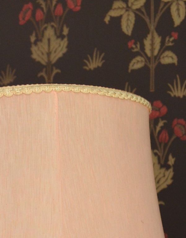 スタンドライト 照明・ライティング フリンジ付ピンク色の布シェードの照明、イギリスのアンティークフロアランプ。シェードのトップの縁取りも可愛らしいです。(k-1147-f)