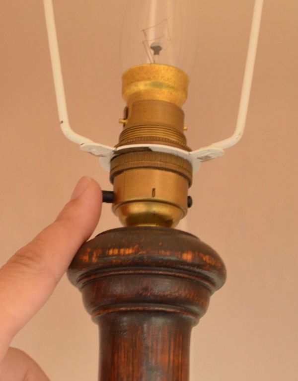 スタンドライト 照明・ライティング フリンジ付ピンク色の布シェードの照明、イギリスのアンティークフロアランプ。スイッチはソケットの下にあります。(k-1147-f)