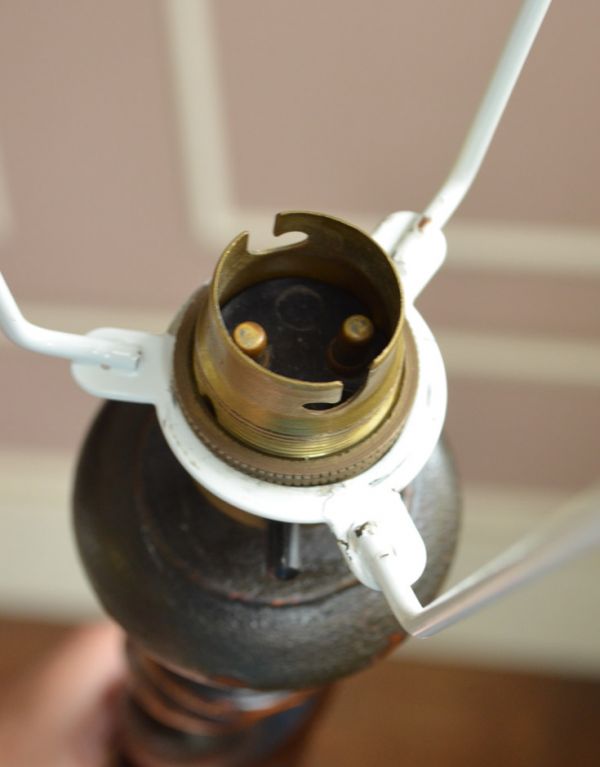 スタンドライト 照明・ライティング フリンジ付ピンク色の布シェードの照明、イギリスのアンティークフロアランプ。全てオーバーホールしてありますので、安心してお使いください。(k-1147-f)