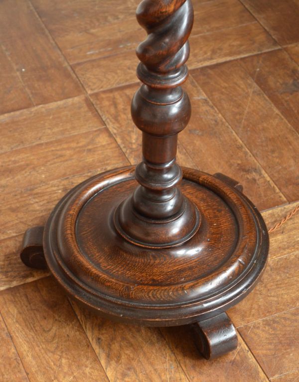 スタンドライト 照明・ライティング フリンジ付ピンク色の布シェードの照明、イギリスのアンティークフロアランプ。しっかり支える安定した土台です。(k-1147-f)