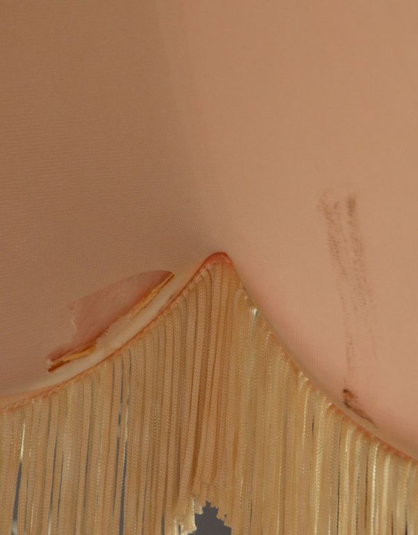 スタンドライト 照明・ライティング フリンジ付ピンク色の布シェードの照明、イギリスのアンティークフロアランプ。専門の職人によってお直ししていますが、アンティークは新品ではありません。(k-1147-f)