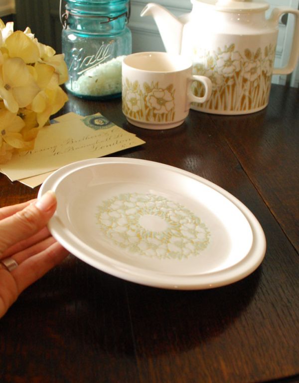 Hornsea(ホーンジー) アンティーク雑貨 ホーンジー社のアンティークフルール(プレートS)17cm。ベージュと、優しいグリーンで描かれたお花は、優しくダイニングを彩ります。(k-1147-z)