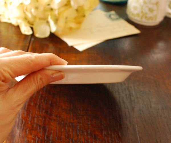 Hornsea(ホーンジー) アンティーク雑貨 ホーンジー社のアンティークフルール(プレートS)17cm。厚みはこんな感じです。(k-1147-z)