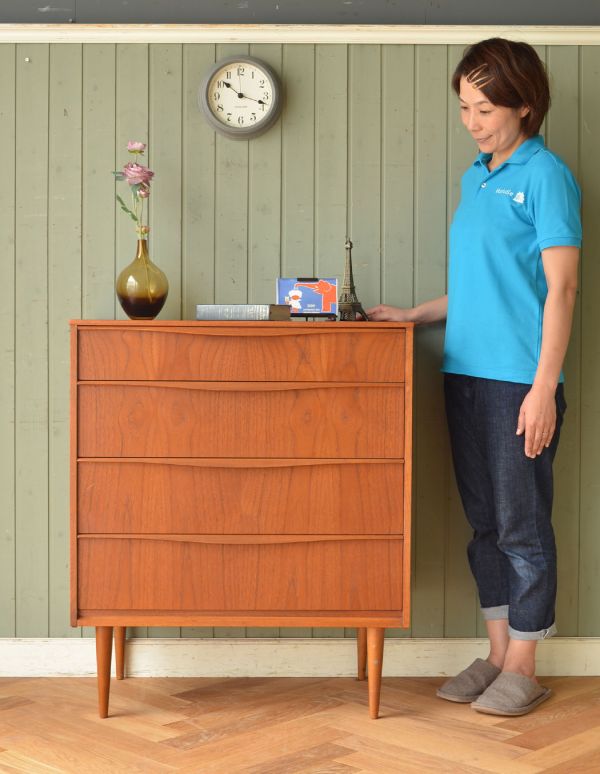 アンティークのチェスト　アンティーク家具　Austin Suite社のコンパクトなヴィンテージ家具、シンプルモダンなチェスト。スッキリとかっこいいデザインが特徴のチェスト。(k-1148-f)