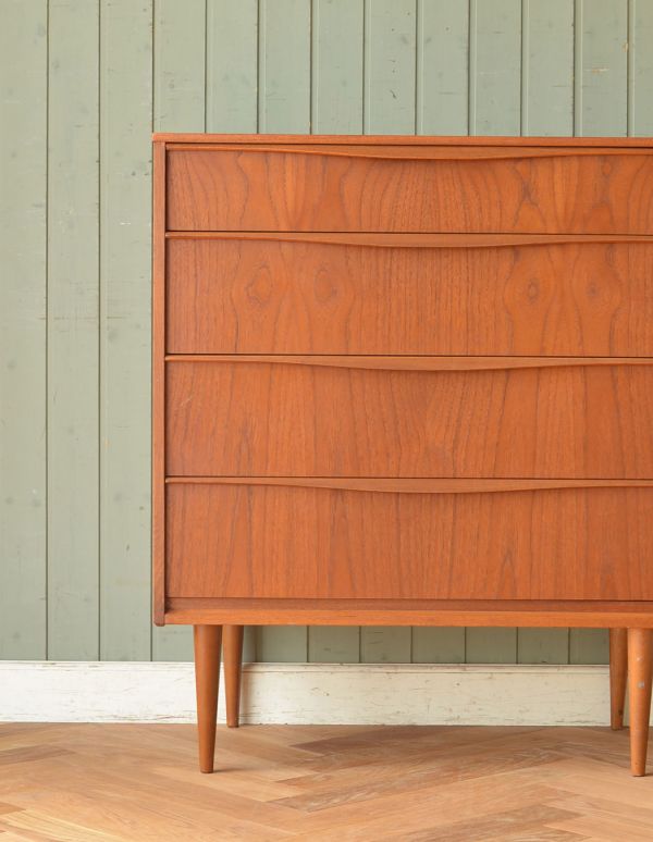 アンティークのチェスト　アンティーク家具　Austin Suite社のコンパクトなヴィンテージ家具、シンプルモダンなチェスト。チーク材の繊細な木目が美しいです。(k-1148-f)