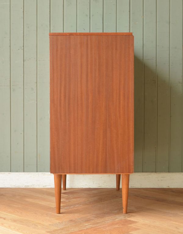 アンティークのチェスト　アンティーク家具　Austin Suite社のコンパクトなヴィンテージ家具、シンプルモダンなチェスト。サイドもしっかり作られています。(k-1148-f)