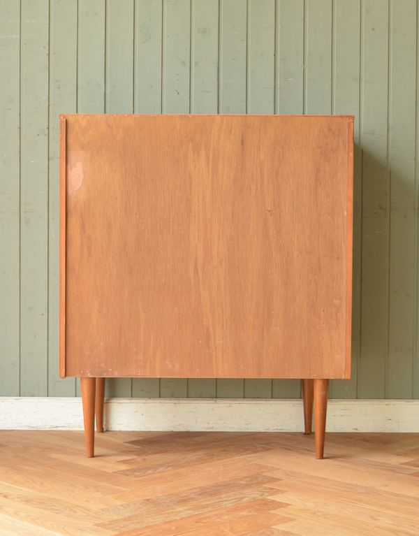 アンティークのチェスト　アンティーク家具　Austin Suite社のコンパクトなヴィンテージ家具、シンプルモダンなチェスト。きちんとメンテナンスしてあるので、裏側もキレイです。(k-1148-f)